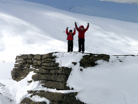 Anders (6) og Johanne (9) Eikeland p� toppen av Steinen onsdag 19 mars